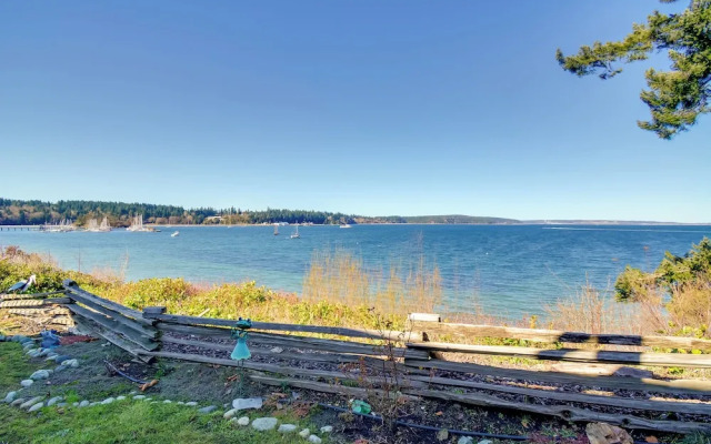 Waterfront PNW Escape w/ Deck & Beach Access!