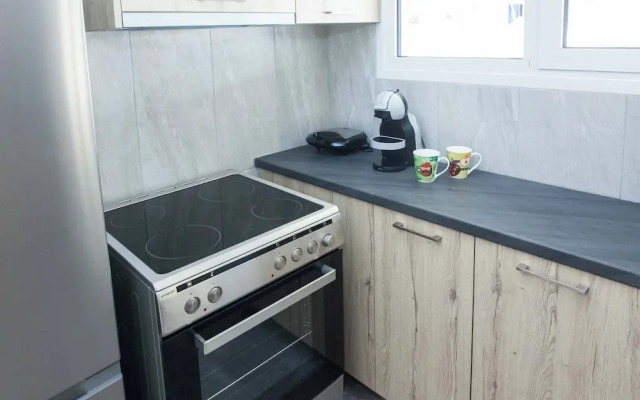 Modern 1 Bd Balcony Apt in Kato Patisia
