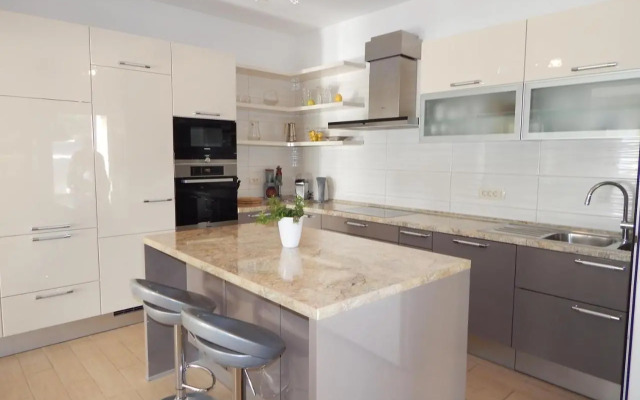 Apartments by the sea Duce, Omis - 946