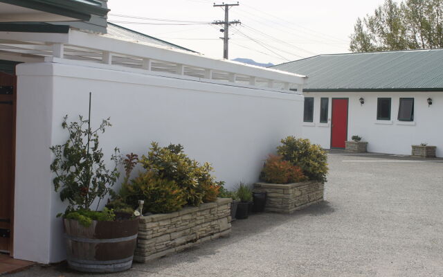 The Lakes Motel