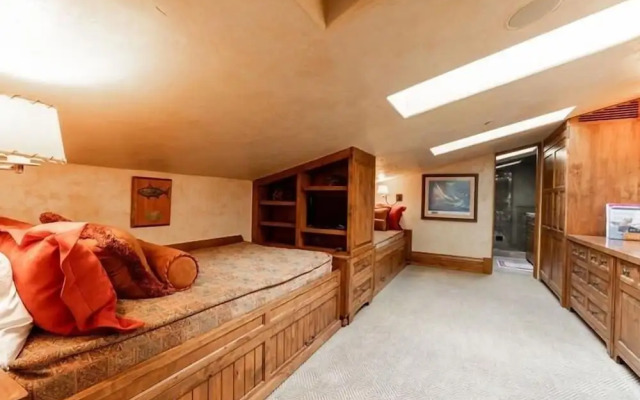 Village Center 5h 3 Bedroom Condo