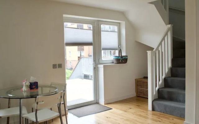 Modern 2 Bedroom Apartment With Parking
