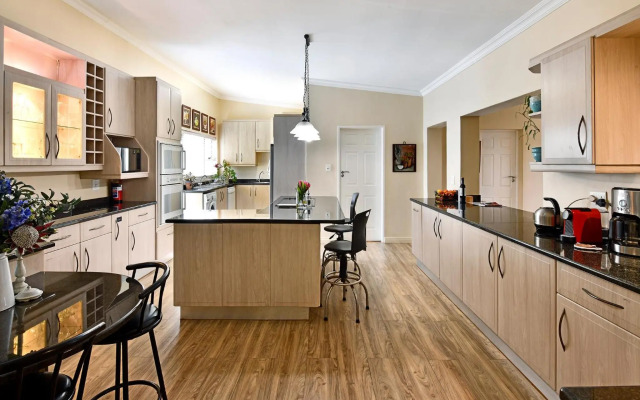 Petit Plaisir is a Romantic Self-catering Cottage on the Side of the Village no1