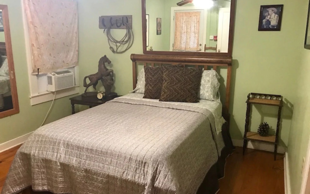 Blue Moon Guest House and Saloon