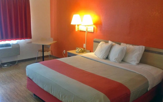 Motel 6 Houston North - Spring