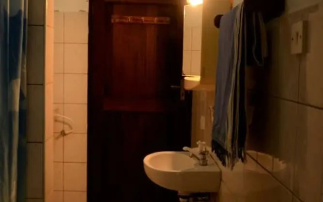 Kirathimo Explorers Oasis Diani - Hostel