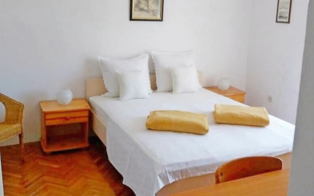 Apartments and Rooms Mladenka