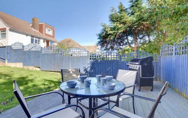 Comfortable and Luxurious Family Home With Beautiful Sunny Garden, Close to the Beach