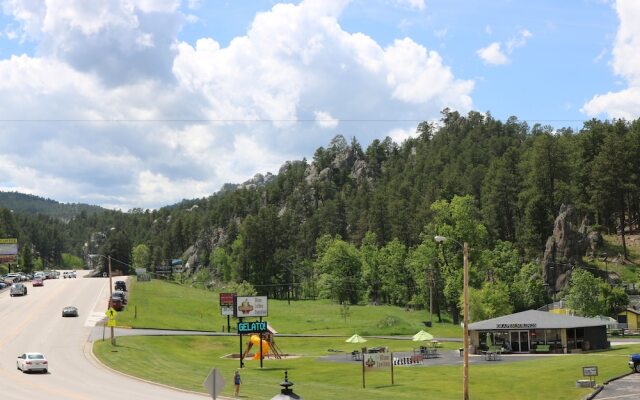 Roosevelt Inn Mount Rushmore