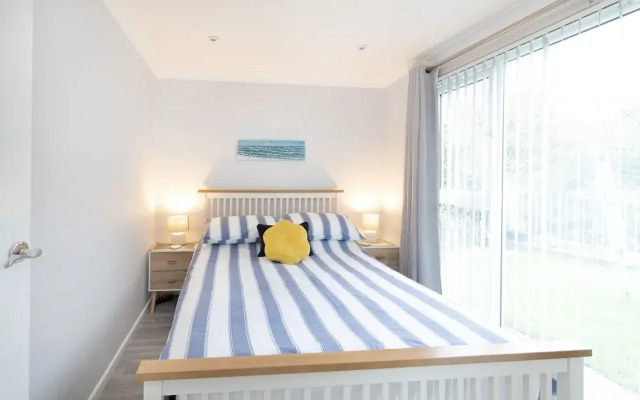 2 Bed Villa Sleeps 4 - Wifi, Garden, Sea Views