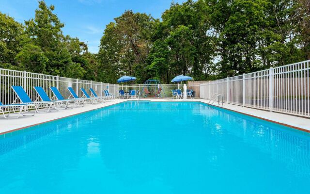 Travelodge by Wyndham Cape Cod Area