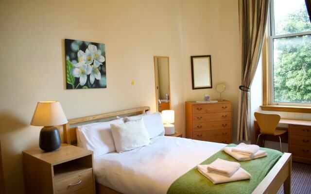 Traditional 3 Bedroom Apartment in Bruntsfield