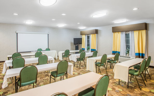 Holiday Inn Express Hotel & Suites Brattleboro by IHG