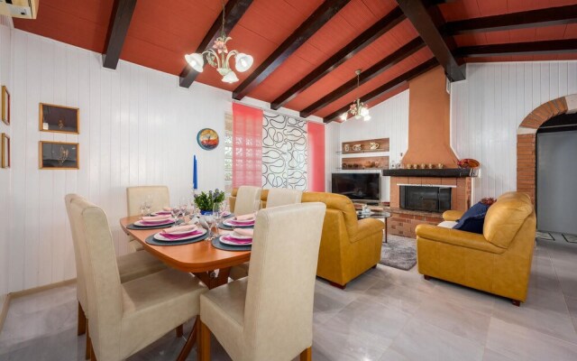 Stunning Home in Vizinada With 3 Bedrooms, Wifi and Outdoor Swimming Pool