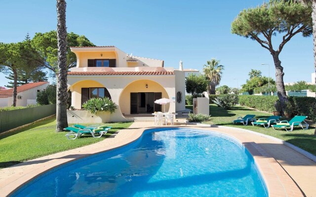Exclusive Retreat in Vilamoura, Private Pool, Off-street Parking, Free AC & Wifi