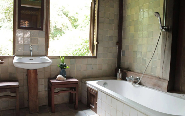 Thai Teak House Garden Homestay