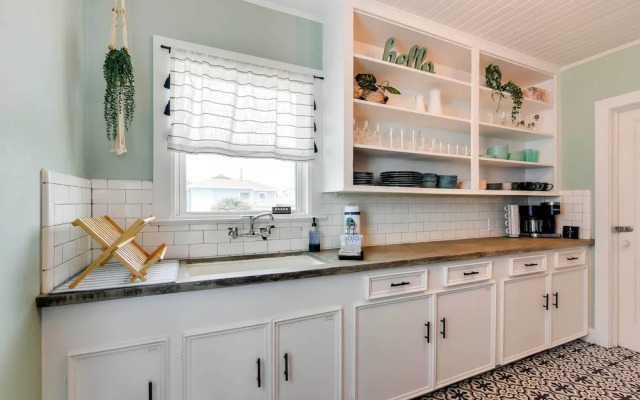 Block to Ocean: 'beachside Bungalow' in Galveston!