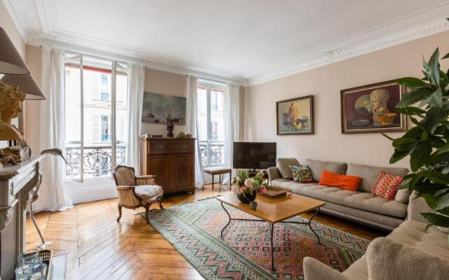 Veeve - Muted Beauty in Batignolles