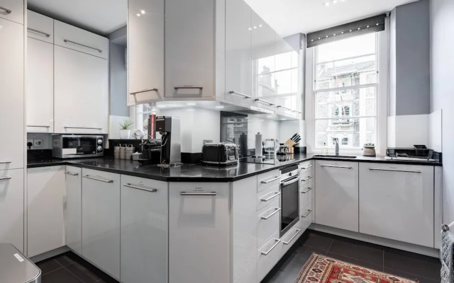 Grand Victorian Apartment in Sought-after Clifton