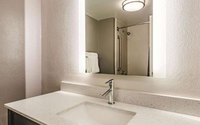 La Quinta Inn & Suites by Wyndham Warwick Providence Airport