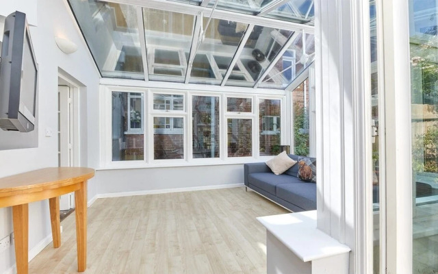 Host Stay The Pink House