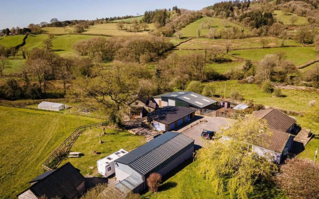 American Luxury Caravan - Secure Parking Llandeilo