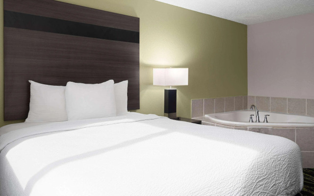 Baymont by Wyndham Liberty MO