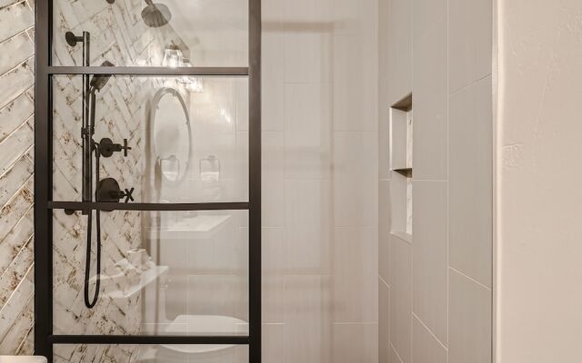 Slopeview Sanctuary 4 Bedroom Home by RedAwning