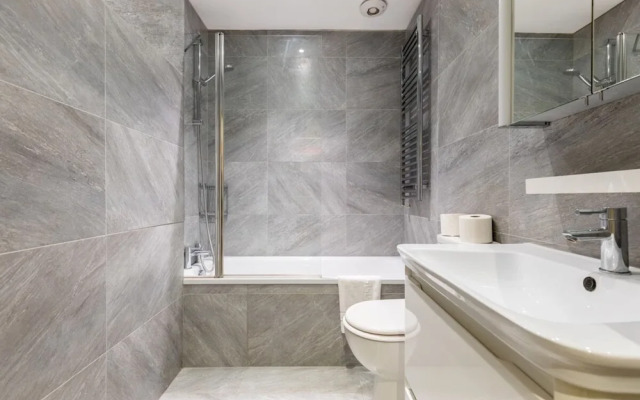 Elegant 2BD Flat 5 Mins to Kensington Gardens!