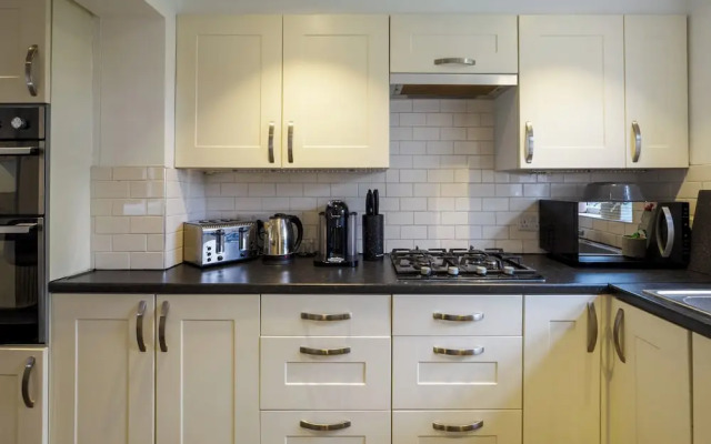 Dartford - 3 Bed House- Sleeps7 - Garden