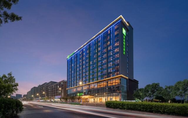 Holiday Inn Express Shenzhen Longhua, an IHG Hotel