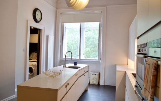 2 Bedroom Apartment With Free Parking