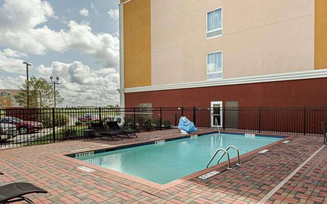 Comfort Suites near Tanger Outlet Mall