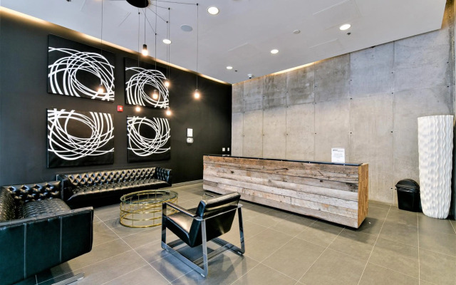 Cozy Skyline Entire Condo in Downtown, Across MTS