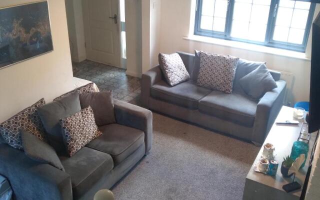 Beautiful 2-bed House in Bolton With Free Parking
