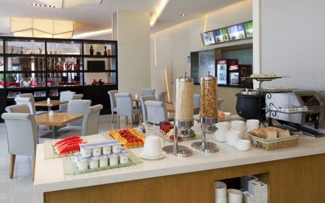 Q Box Hotel (Former Holiday Inn Express Meilong)