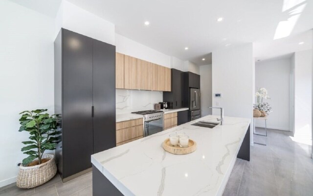 Gold Coast Private Villas - Waterfront Villas