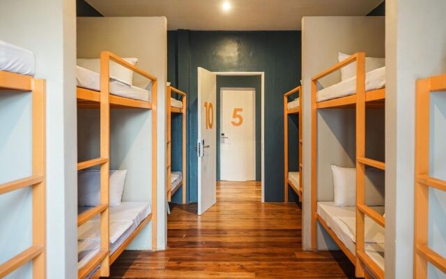 HQ Hostel - Adults Only