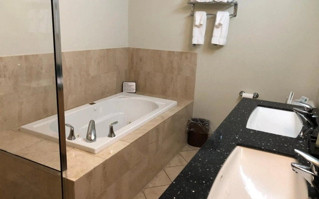 Grand Eastonian Hotel & Suites