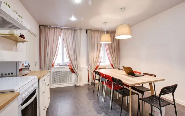 Dad&Cat Capsule Hotel