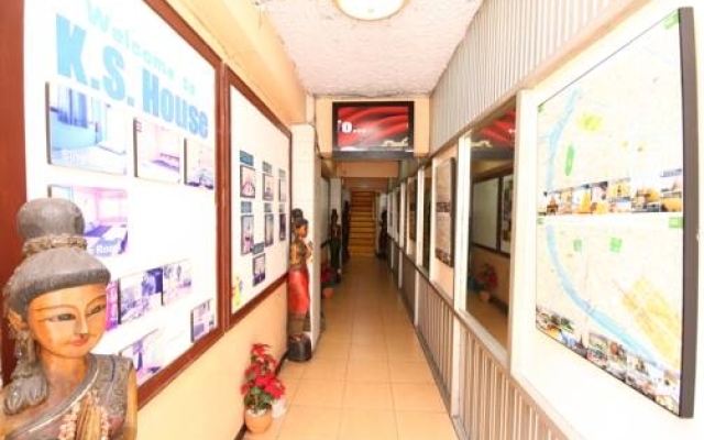 OYO 537 Na Banglampoo Hotel