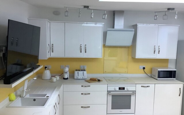 Charming Woodland Lodge 2 Person 1 Bedroom