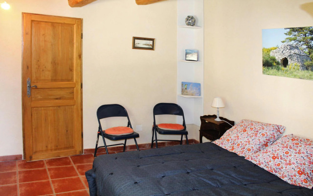 Charming holiday home with private garden, Revest-du-Bion
