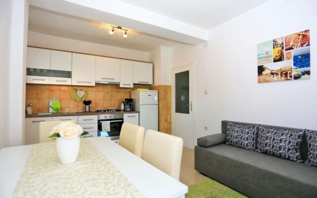 Spacious Apartment By The Beach