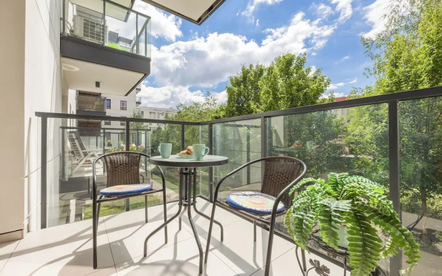Apartment With Parking by Renters