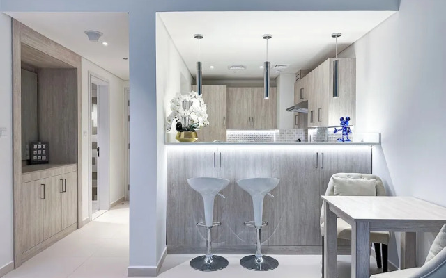 Infinity Pool and Beachfront Apartments - Seven Palm