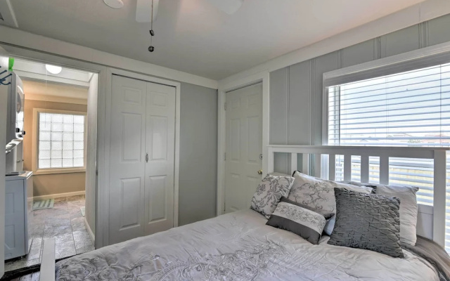 Walk to Beach & State Park! Bungalow in Galveston