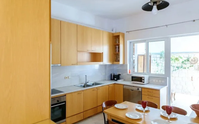 Steps to the beach family Home in Agioi Apostoloi