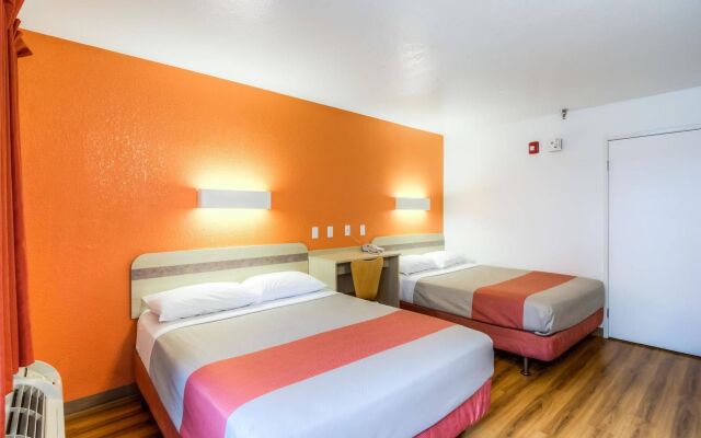 Motel 6 Chicago - Elk Grove