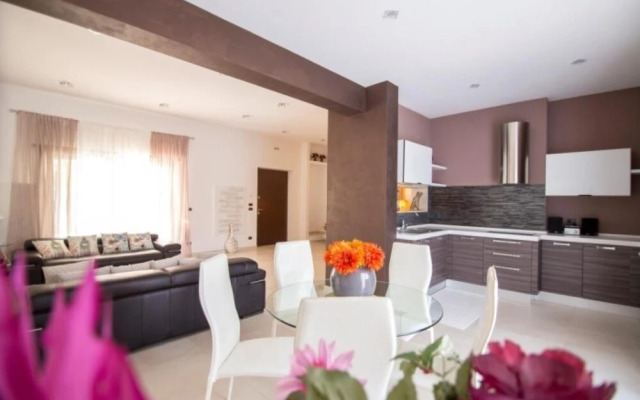 Villa Relax With Great Garden Terrace and Pool